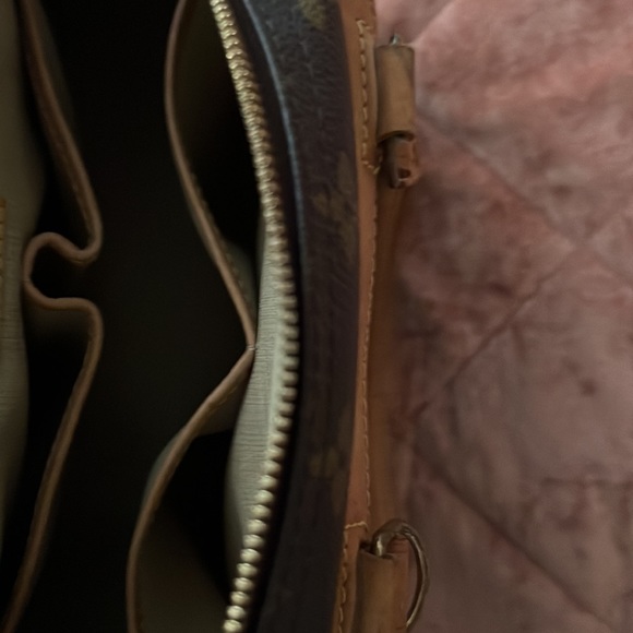 Brown Louis Vuitton bag 1 exterior pocket 4 interior pockets well conditioned - Picture 7 of 10